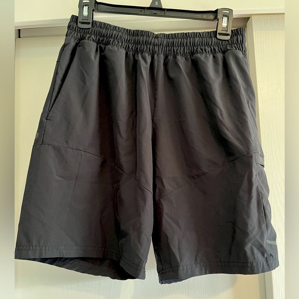 Apana medium men’s shorts black EUC pocket drawstring waist